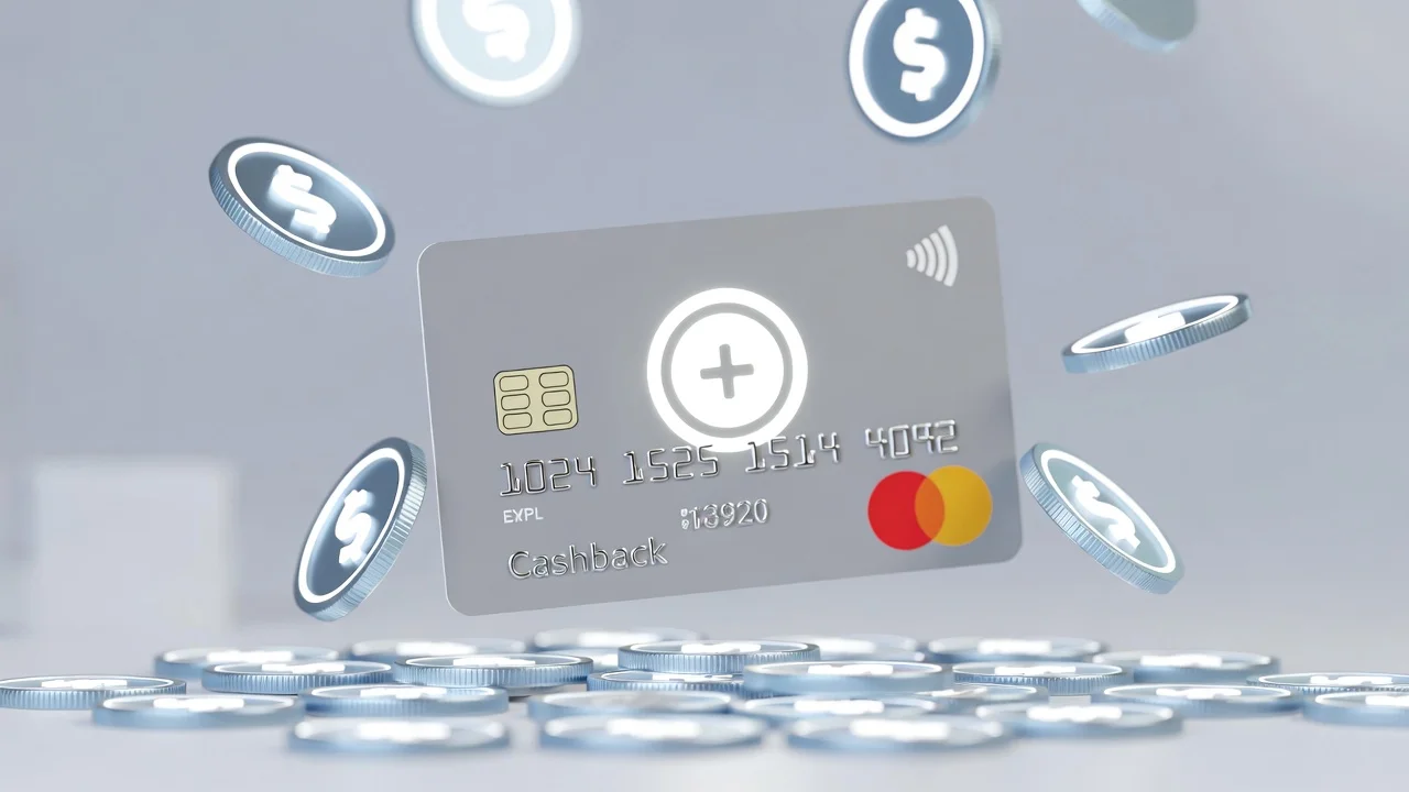 Tarjeta CaixaBank con símbolo de cashback y monedas representando devolución de dinero.