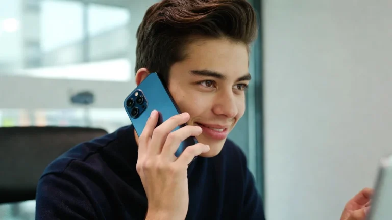 Persona llamando a la caixa atención al cliente 24 horas teléfono gratuito desde su móvil