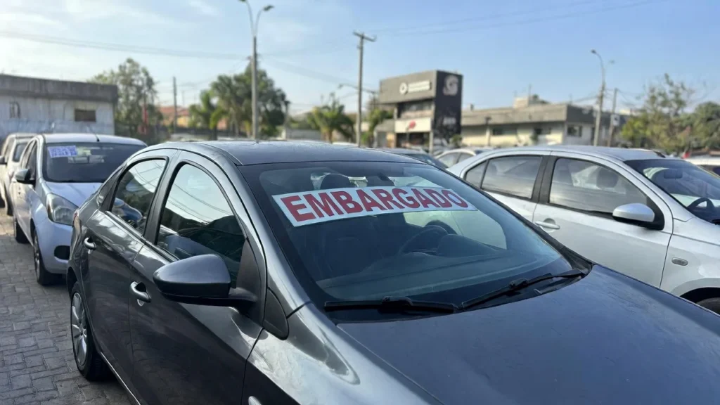 Coche usado en venta en concesionario, mostrando estado cuidado y precio atractivo
