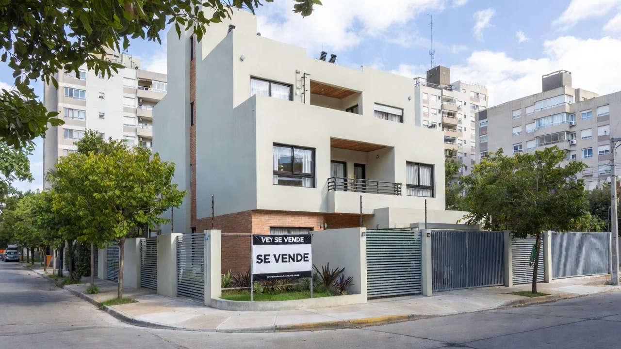 Piso moderno de banco con cartel de venta y entorno urbano