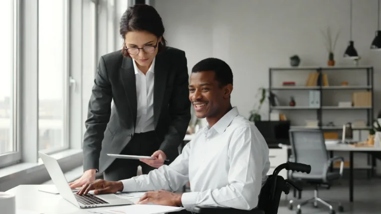 Persona con discapacidad recibiendo asesoramiento para solicitar prestaciones sociales