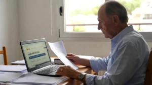 Pensionista revisando documentos sobre devolución mutualistas y declaración del IRPF en España.